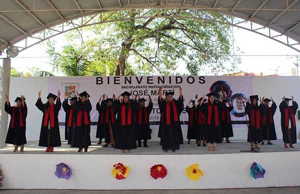 Egresa primera generación de la preparatoria José Martí