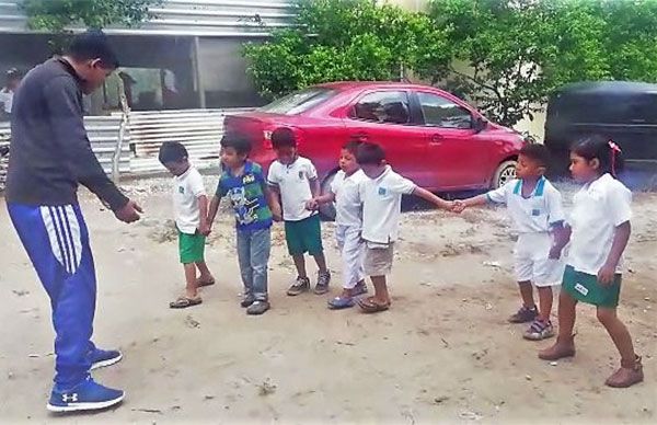 Niños de escuelas antorchistas preparan clausura con maestros de calidad