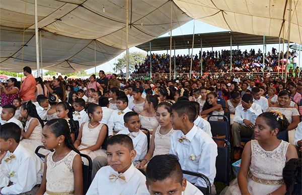 Realizan ceremonia de graduación escuelas antorchistas en Matacocuite.