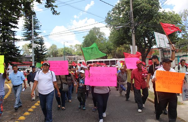 Marchan colonos inconformes contra INVIVIENDA.