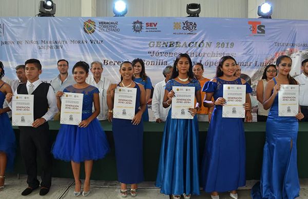 Los jóvenes deben luchar junto al pueblo para cambiar el modelo económico