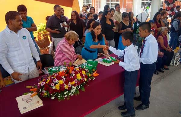 Niños concluyen estudios básicos en colonia antorchista