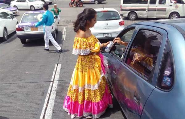 Jóvenes realizan colecta para adquirir vestuarios 