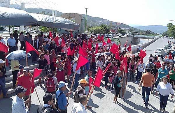 Protesta Antorcha frente al Palacio de Gobierno de Guerrero