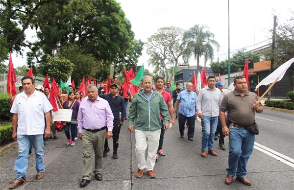 Antorchistas veracruzanos marchan, exigen obras y servicios