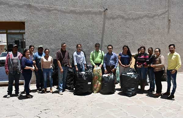 Servidores públicos participan en campaña de limpieza y reciclaje 