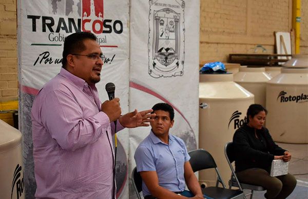 Entrega alcalde sistemas de almacenamiento de agua a bajo costo 