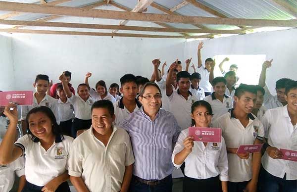 Estudiantes indígenas de Macuspana reciben becas gracias a Antorcha y la FNERRR 