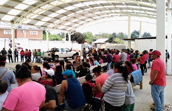 Se benefician habitantes de Ciudad Hidalgo con entregas de paquetes de láminas