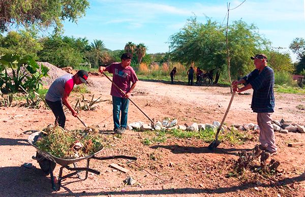 Realizan jornada de limpieza a la preparatoria de Café Combate