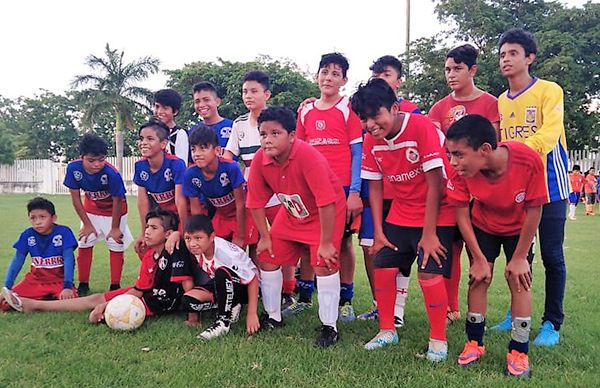 Encuentro amistoso entre la Escuela Antorchista de Fútbol y Jaguares de Concordia