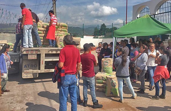 Se benefician familias ciudadhidalguenses con entrega de apoyos de cemento