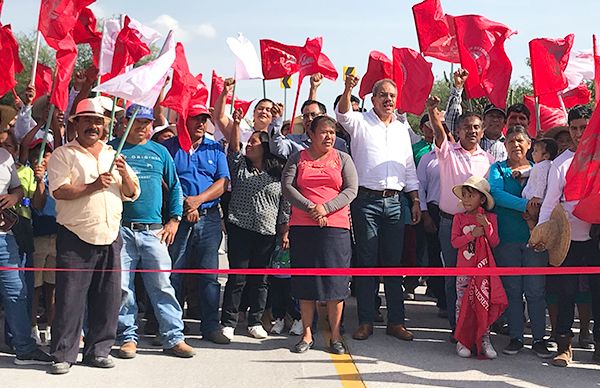  La lucha de los pobres rinde frutos; inaugura Antorcha camino en la comunidad de Boyecito 