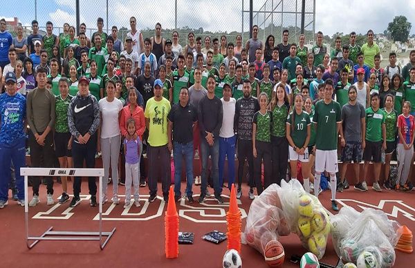 Entregan material deportivo a jóvenes del Instituto Salvador Díaz Mirón