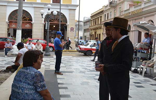 Jóvenes antorchistas inculcan el teatro a través de la colecta