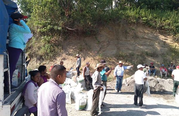 Entrega Antorcha material de construcción en Huejutla