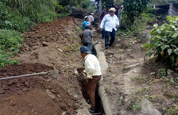 Ante la falta de apoyos del Gobierno del estado, vecinos de Chiltoyac realizan drenaje sanitario