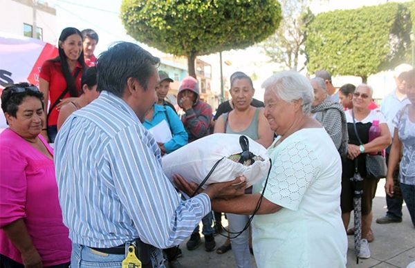 Entregan apoyos alimentarios a familias humildes de Tecalitlán 