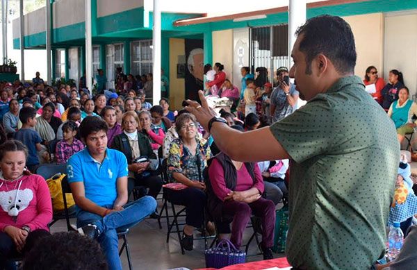 Imparte Osvaldo ávila conferencia a plenistas de Trancoso