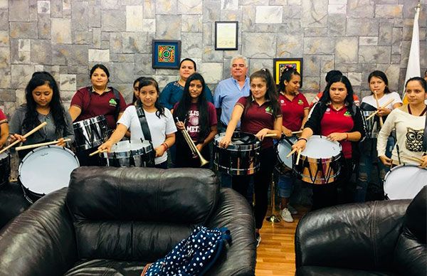 Estudiantes de escasos recursos obtienen instrumentos de banda de guerra 