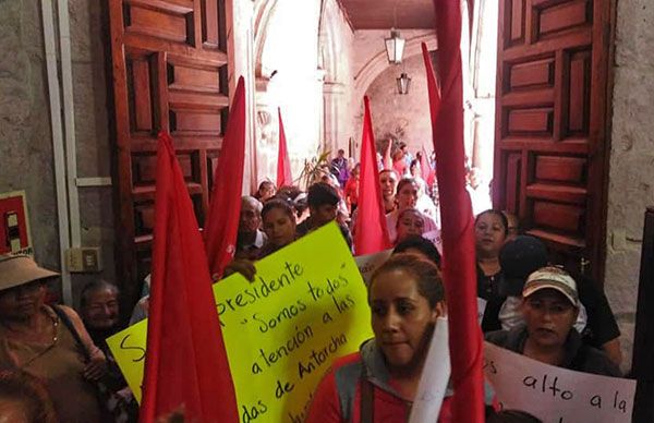 Morelianos se manifiestan en Ayuntamiento ante incumplimiento a sus demandas