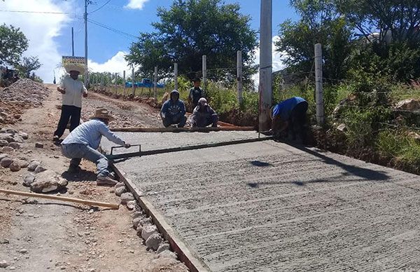 Pavimentan antorchistas de Tlapa calle de la colonia El Palmar de Juquila