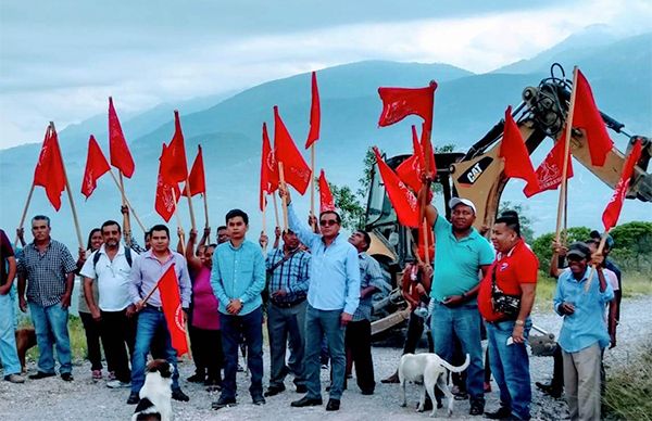 Banderazo de inicio a asfaltado de acceso a colonias antorchistas de Chilpancingo