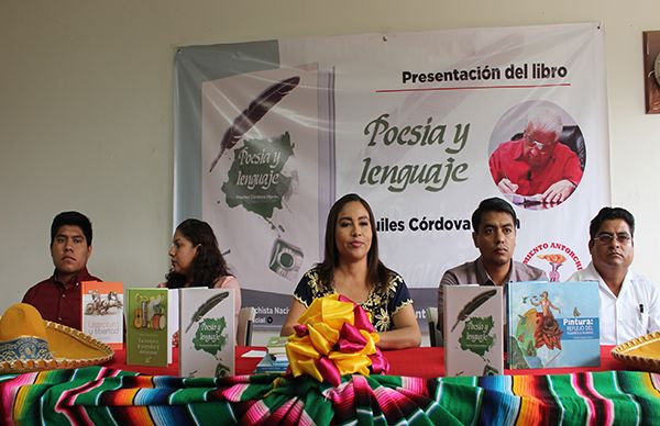 Presentan en Veracruz libro de Poesía y lenguaje de Aquiles Córdova Morán