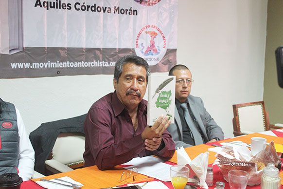 Presentan libro Poesía y Lenguaje de Aquiles Córdova Morán.