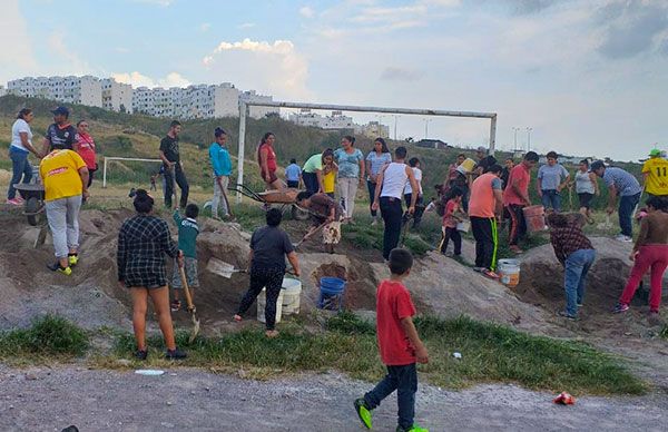 Trabajan en colectivo colonos para limpieza de área deportiva