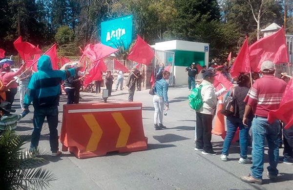 Con manifestación, vecinos piden agua a Interapas 