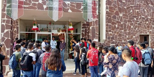 Estudiantes solicitan atención a demandas educativas