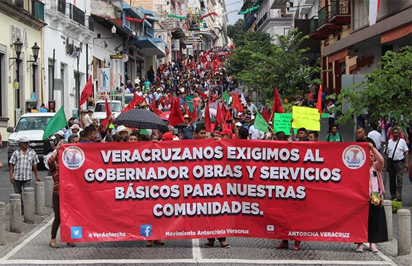 Antorchistas marchan exigiendo audiencia con el Gobernador