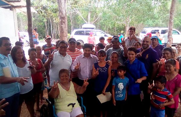 Visita Víctor Mass a la colonia Unión Antorchista de Tulum