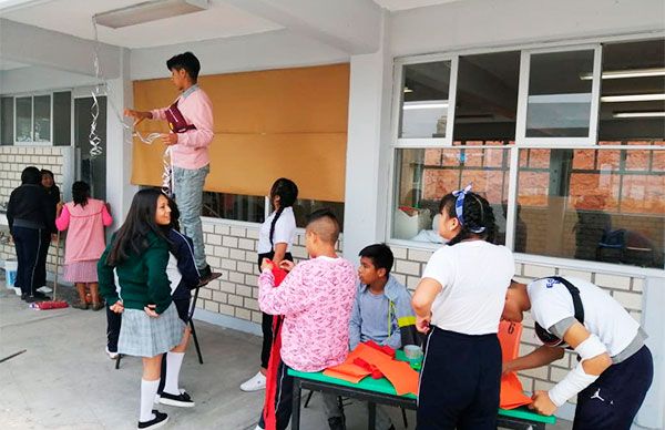 Alumnos de la secundaria Wenceslao Victoria de GAM adornan su escuela por el mes patrio