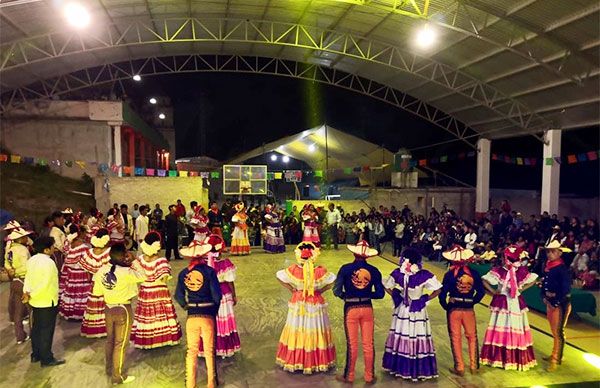 Exitosa presentación del Ballet Nacional Antorchista en fiesta patronal  de Santa María Yosoyua