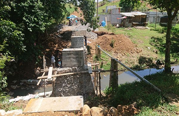 Avanza construcción de puente en la Col.Ampliación Aquiles de Córdoba