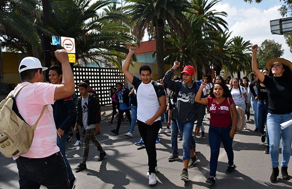 Por falta de solución a demandas, marchan maestros y alumnos 