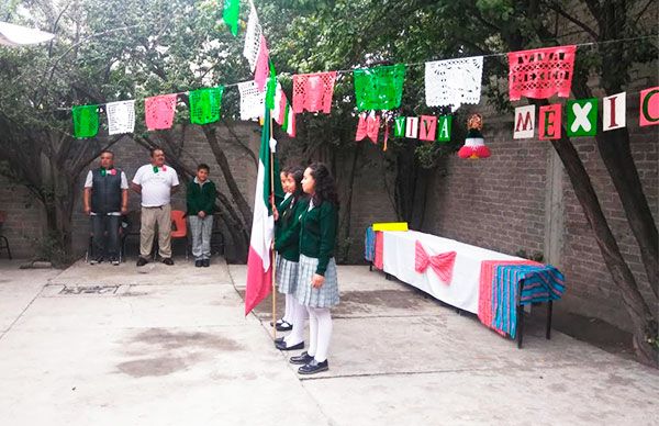 Con evento cívico alumnos y profesores de la secundaria San Juan festejan las fiestas patrias