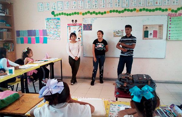 Estudiantes realizan labor social en primaria 