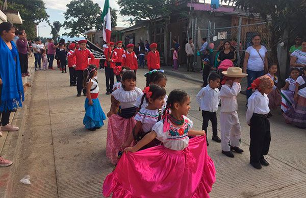 Institución de Uruapan impulsada por Antorcha celebra fiestas patrias