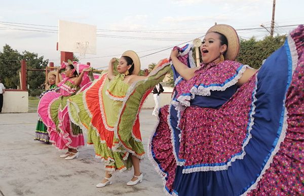 Ayudante de la colonia Francisco Villa celebra fiestas patrias