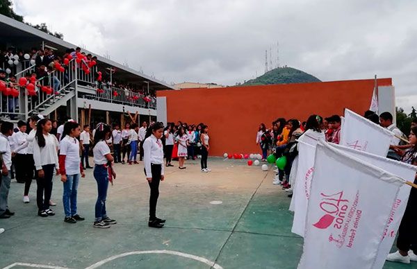 Antorcha da banderazo de inicio para la construcción de la 2da etapa de secundaria