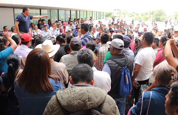 Se manifiestan en Ciudad Judicial por apoyos de infraestructura social