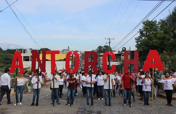 Antorcha realiza desfile conmemorativo al 209 aniversario de la Independencia de México