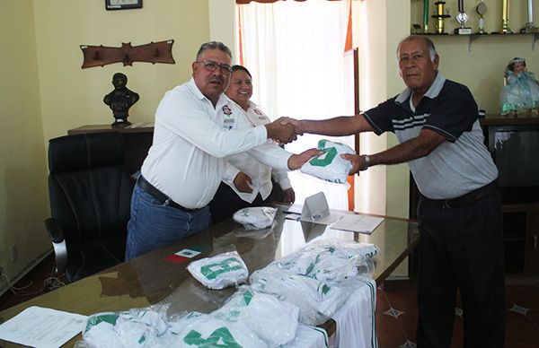 Equipo de basquetbol de INAPAM en Charcas reciben uniformes nuevos 