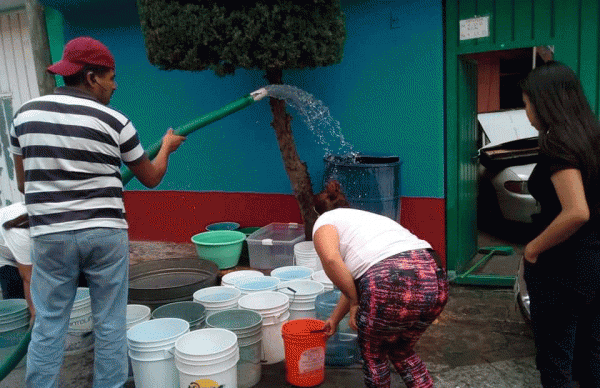 Ante escasez de agua en la colonia 6 de Junio, Antorcha gestiona pipas