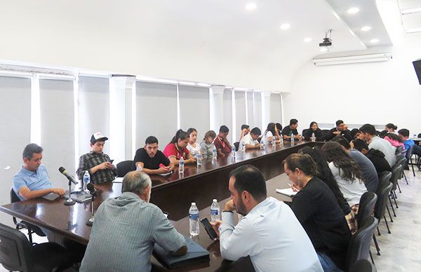 Gobierno de Nayarit incumple a maestros y alumnos