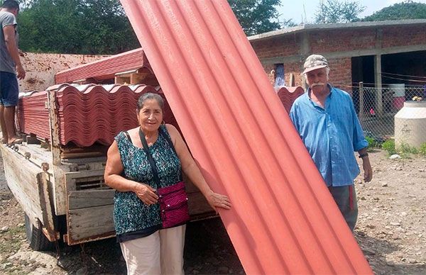 Antorcha entrega láminas a familias de Minatitlán 