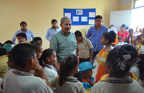 Dirigente estatal recorre escuelas antorchistas de Matacocuite